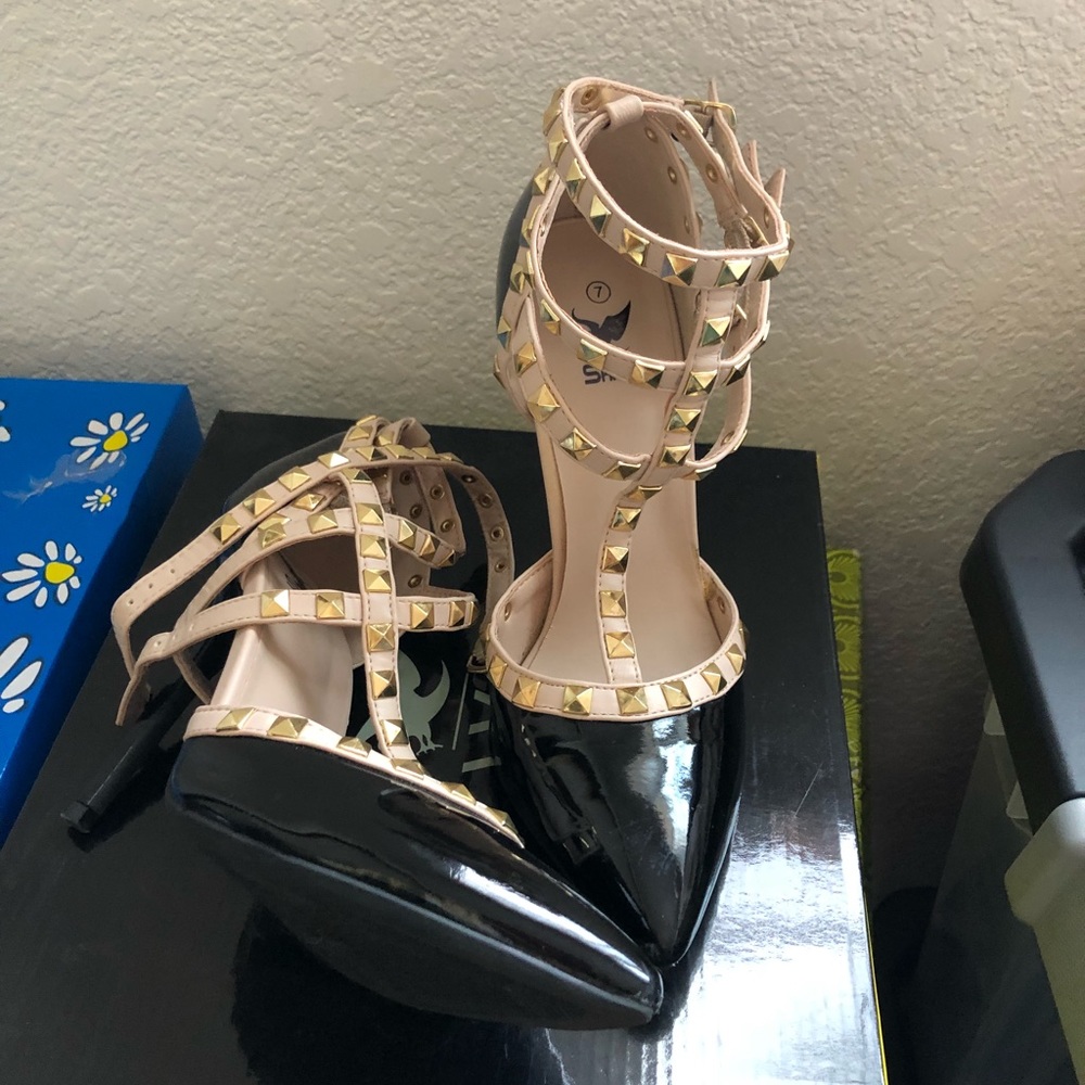 Rockstudded black and nude with gold studs
